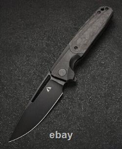 Couteau pliant Darma de CMB Made Knives avec lame en acier M390 et manche en titane/fibre de carbone 3.72