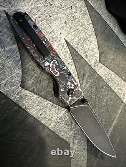 Couteau pliant Kizer Original avec verrouillage à bouton, lame Elmax, manche en Fatcarbon Nebula.
