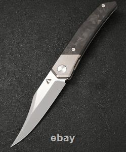 Couteau pliant Zetsu de CMB Made Knives avec lame en acier M390 et manche en titane/fibre de carbone.