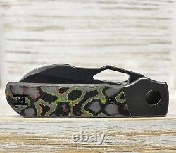 Couteaux Divo Stout 80s Camo en carbone BW avec lame en acier 20CV et dos en Timascus