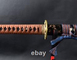Électroplacage d'un sabre japonais rouge de samouraï katana en acier au carbone plié pour la pratique