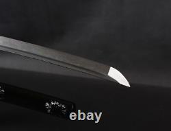 Épée Katana japonaise de samouraï pliée 11 fois en acier au carbone noir et blanc avec cordon.
