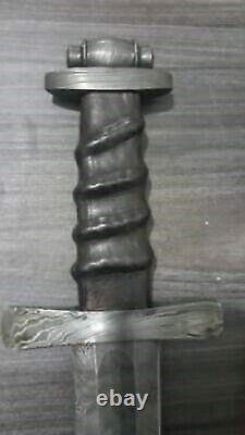 Épée Viking en acier damas plié à haute teneur en carbone, lame tranchante comme un rasoir, faite à la main avec soin, et dotée d'un manche plein.