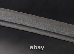 Katana - Épée japonaise en acier plié au carbone, cordon en cuir brun, garnitures en laiton, tranchant.