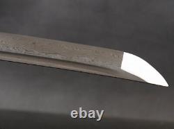 Katana - Épée japonaise en acier plié au carbone, cordon en cuir brun, garnitures en laiton, tranchant.