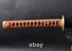 Katana: épée japonaise en acier plié au carbone, avec cordon en cuir marron et garnitures en laiton coupées.