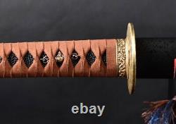 Katana: épée japonaise en acier plié au carbone, avec cordon en cuir marron et garnitures en laiton coupées.