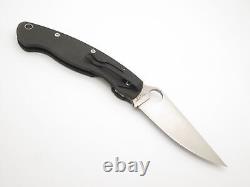 Spyderco USA C36CFP52100 Military Carbon Fiber 52100 Blade Folding Pocket Knife translates to: Couteau de poche pliant Spyderco USA C36CFP52100 Military en fibre de carbone avec lame en acier 52100.