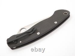 Spyderco USA C36CFP52100 Military Carbon Fiber 52100 Blade Folding Pocket Knife translates to: Couteau de poche pliant Spyderco USA C36CFP52100 Military en fibre de carbone avec lame en acier 52100.