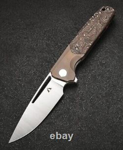Traduisez ce titre en français : Couteau pliant Darma de CMB Made Knives avec lame en acier M390, manche en titane/CF/acier inoxydable.